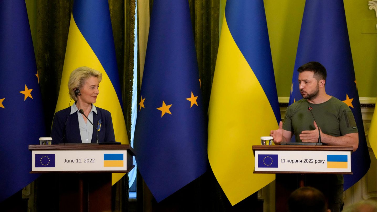 Politische Prominenz in Kiew: 11. Juni: Die EU-Kommission will schnell die Analyse des EU-Beitrittsantrags der Ukraine abschließen. Das kündigt EU-Kommissionspräsidentin Ursula von der Leyen am Rande von Gesprächen mit dem ukrainischen Präsidenten Wolodymyr Selenskyj in Kiew an. Ob ihre Behörde den 27 Mitgliedstaaten auf Grundlage der Analyse empfehlen wird, der Ukraine uneingeschränkt den Status eines EU-Beitrittskandidaten zu geben, lässt die deutsche Politikerin dabei allerdings offen. Von der Leyen lobt in Kiew die parlamentarisch-präsidentielle Demokratie des Landes und die gut funktionierende Verwaltung, zugleich mahnt sie Reformen für den Kampf gegen Korruption und die Modernisierung der Verwaltung an. 11. Juni: Die EU-Kommission will schnell die Analyse des EU-Beitrittsantrags der Ukraine abschließen. Das kündigt EU-Kommissionspräsidentin Ursula von der Leyen am Rande von Gesprächen mit dem ukrainischen Präsidenten Wolodymyr Selenskyj in Kiew an. Ob ihre Behörde den 27 Mitgliedstaaten auf Grundlage der Analyse empfehlen wird, der Ukraine uneingeschränkt den Status eines EU-Beitrittskandidaten zu geben, lässt die deutsche Politikerin dabei allerdings offen. Von der Leyen lobt in Kiew die parlamentarisch-präsidentielle Demokratie des Landes und die gut funktionierende Verwaltung, zugleich mahnt sie Reformen für den Kampf gegen Korruption und die Modernisierung der Verwaltung an.