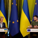 11. Juni: Die EU-Kommission will schnell die Analyse des EU-Beitrittsantrags der Ukraine abschließen. Das kündigt EU-Kommissionspräsidentin Ursula von der Leyen am Rande von Gesprächen mit dem ukrainischen Präsidenten Wolodymyr Selenskyj in Kiew an.  Ob ihre Behörde den 27 Mitgliedstaaten auf Grundlage der Analyse empfehlen wird, der Ukraine uneingeschränkt den Status eines EU-Beitrittskandidaten zu geben, lässt die deutsche Politikerin dabei allerdings offen. Von der Leyen lobt in Kiew die parlamentarisch-präsidentielle Demokratie des Landes und die gut funktionierende Verwaltung, zugleich mahnt sie Reformen für den Kampf gegen Korruption und die Modernisierung der Verwaltung an.