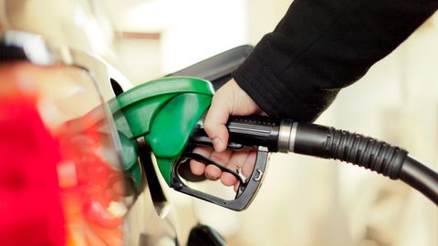 Angestellter verkauft Benzin zu niedrigem Spritpreis