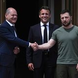 16. Juni: Bundeskanzler Olaf Scholz (SPD) sagt bei seiner lang erwarteten ersten Ukraine-Reise dem kriegsgeplagten Land weitere Unterstützung zu. Am 113. Tag nach dem russischen Angriff reist Scholz (l.) mit Frankreichs Präsident Emmanuel Macron (M.), dem italienischen Ministerpräsident Mario Draghi und dem rumänischen Präsident Klaus Iohannis (beide nicht im Bild) zu einem Solidaritätsbesuch in die Hauptstadt Kiew. Beim Gespräch mit Wolodymyr Selenskyj (r.) geht es vor allem um den Wunsch der Ukraine, in die EU aufgenommen zu werden.