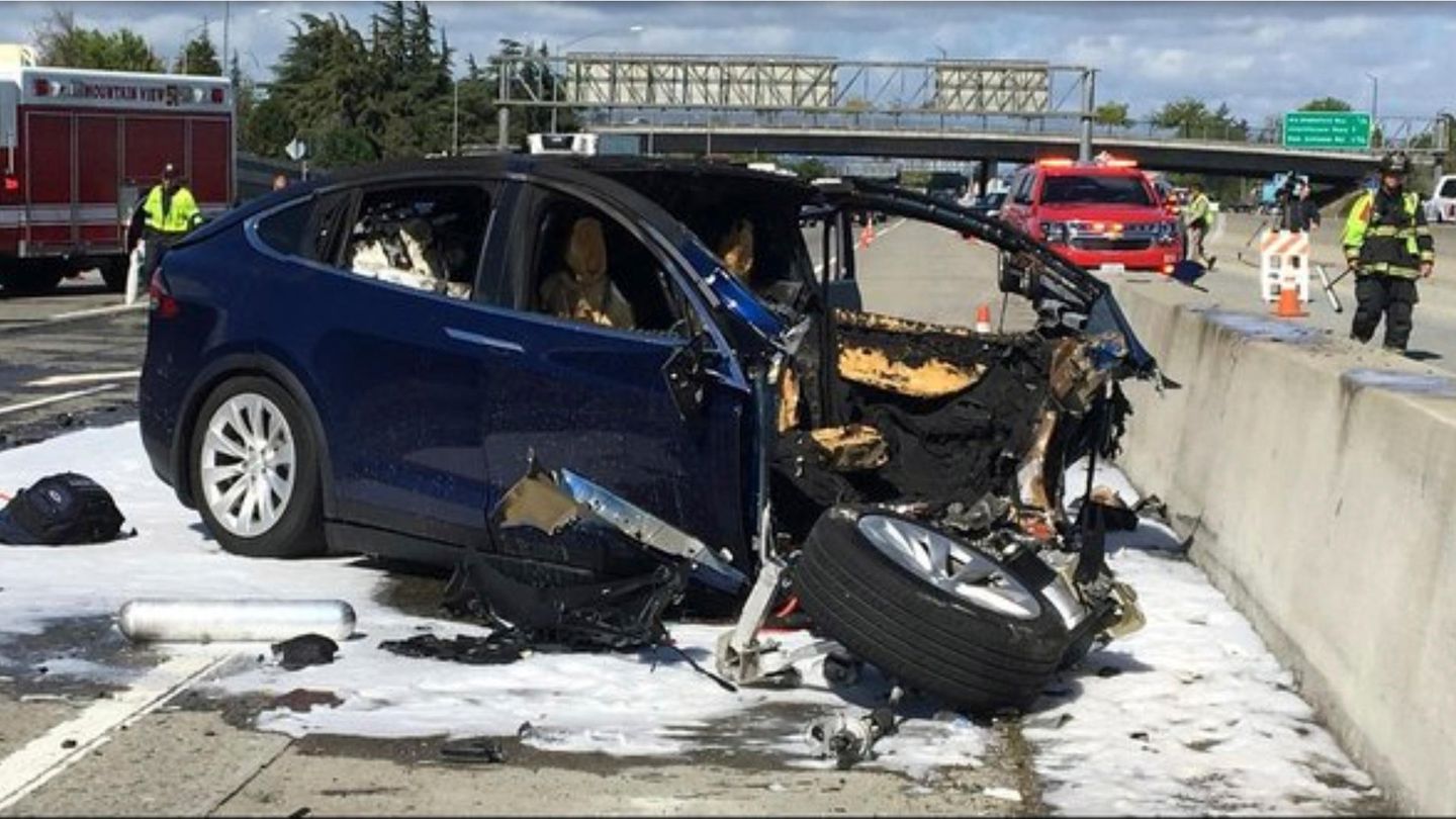 Ein Tesla-Auto mit zerstörter Front steht nach einem Unfall auf einer Straße