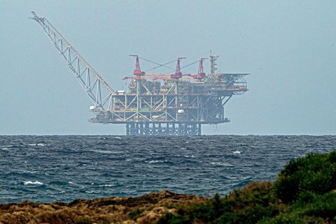 Die Plattform des Leviathan-Erdgasfeldes im Mittelmeer von der israelischen Nordküstenstadt Caesarea aus gesehen