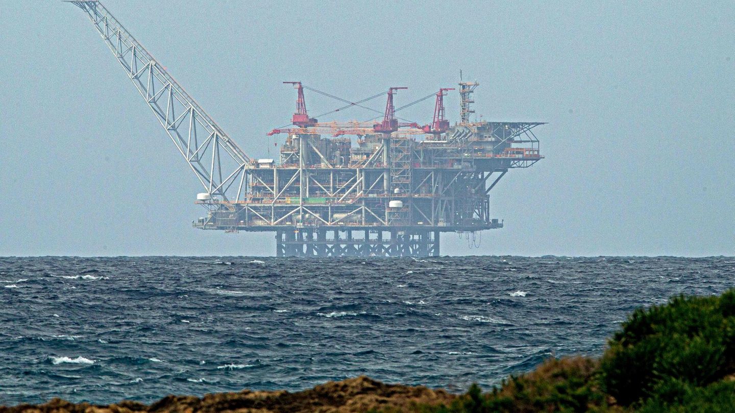 Die Plattform des Leviathan-Erdgasfeldes im Mittelmeer von der israelischen Nordküstenstadt Caesarea aus gesehen
