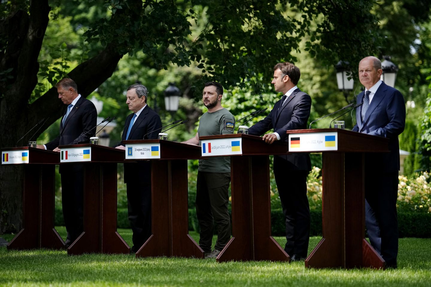 Pressekonferenz: Iohannis, Draghi, Selenskyj, Macron und Scholz (v.l.n.r.) nach dem Arbeitsessen in Kiew, Ukraine Pressekonferenz: Iohannis, Draghi, Selenskyj, Macron und Scholz (v.l.n.r.) nach dem Arbeitsessen in Kiew, Ukraine