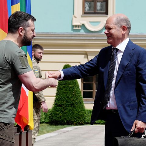 Olaf Scholz und Wolodymyr Selenskyj begrüßen sich in Kiew