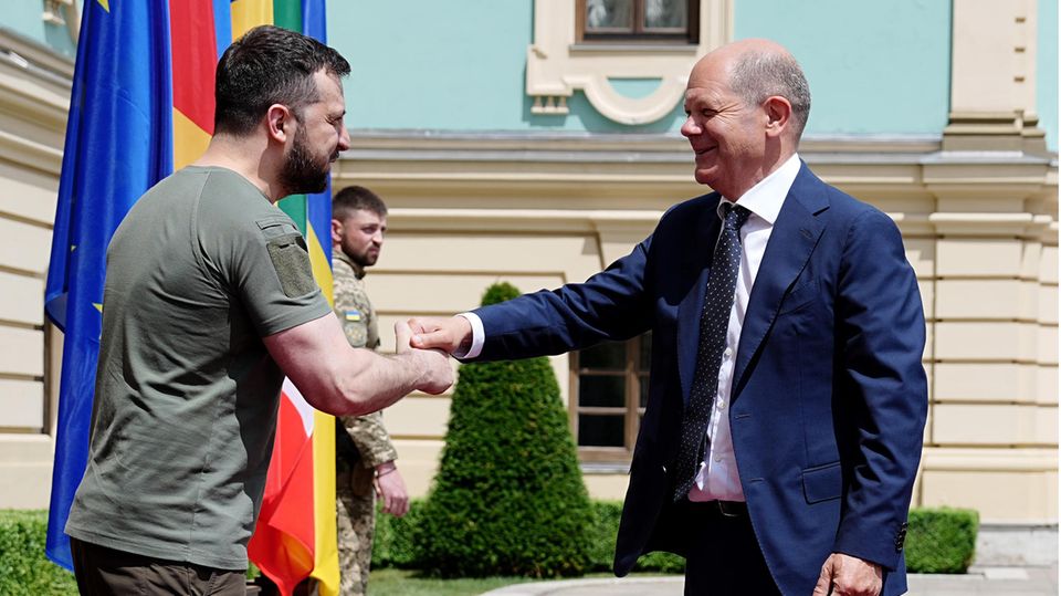 Olaf Scholz und Wolodymyr Selenskyj begrüßen sich in Kiew