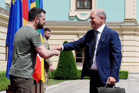 Olaf Scholz und Wolodymyr Selenskyj begrüßen sich in Kiew