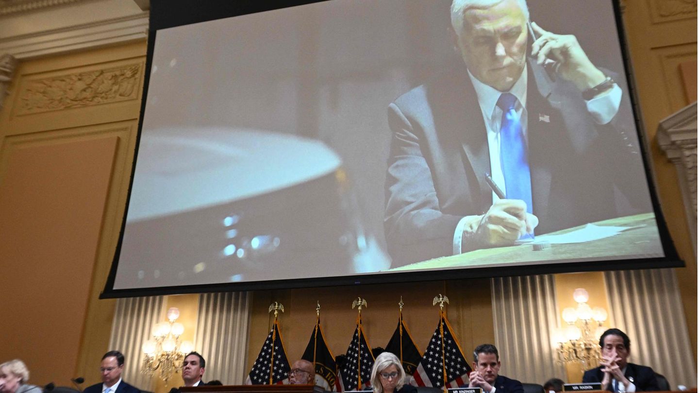 Mike Pence auf einem Schirm während einer Sitzung der U-Ausschusses zum Kapitol-Sturm