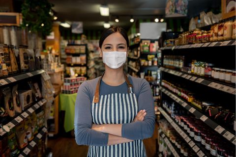 Eine Frau trägt ihre Maske im Supermarkt