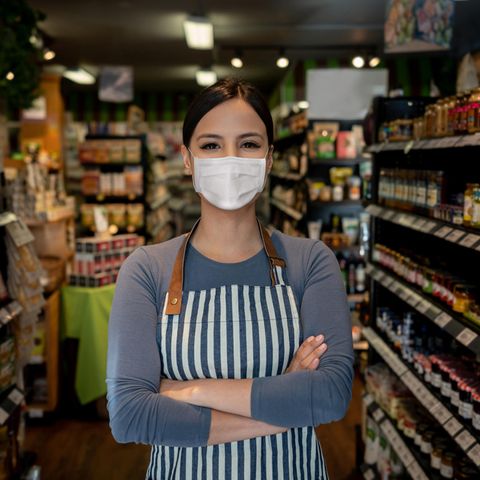 Eine Frau trägt ihre Maske im Supermarkt