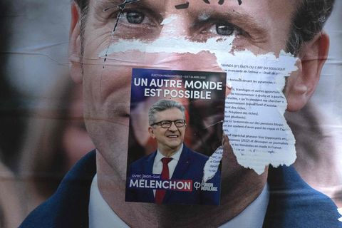 Wahlwerbung für Jean-Luc Mélenchon über einem Plakat mit Frankreichs Präsident Emmanuel Macron