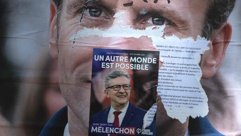 Wahlwerbung für Jean-Luc Mélenchon über einem Plakat mit Frankreichs Präsident Emmanuel Macron