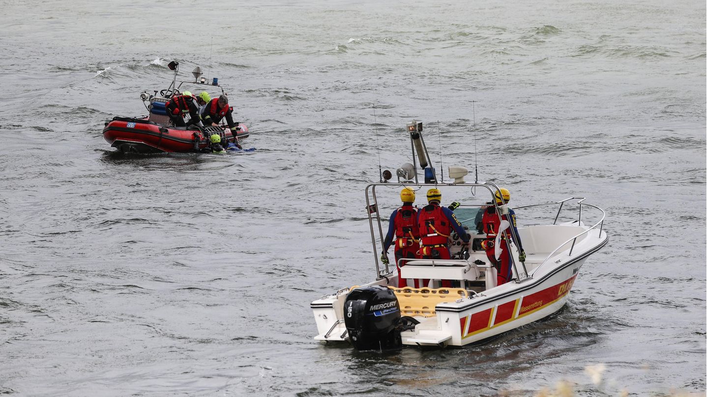 Zwei Rettungsschwimme auf dem Rhein