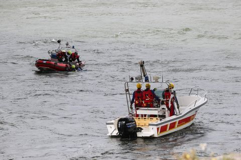Zwei Rettungsschwimme auf dem Rhein