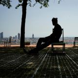 Glücklich, wer wie dieser Mann in Lyon, ein schattiges Plätzchen ergattert