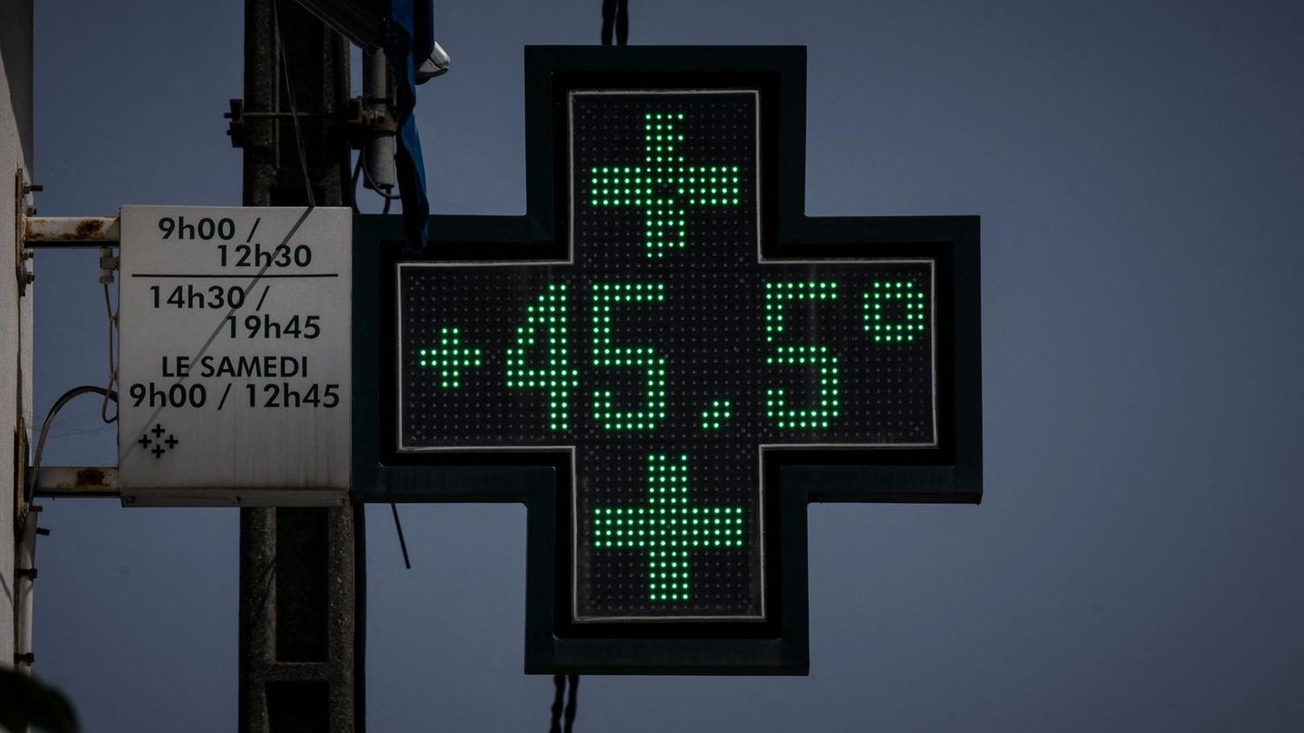 Am Donnerstag zeigt die Temperaturanzeige einer Apotheke in Toulouse im Südwesten Frankreichs mehr als 45 Grad Celsius an