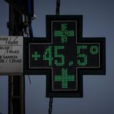 Am Donnerstag zeigt die Temperaturanzeige einer Apotheke in Toulouse im Südwesten Frankreichs mehr als 45 Grad Celsius an