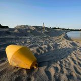 Eine Boje liegt auf dem Flussbett des Po in Boretto, statt wie sonst im Wasser zu schwimmen. Viele Gemeinden in Italien wurden aufgrund extremer Dürre nachts die Trinkwasserversorgung zu drosseln oder einzustellen