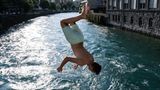 Ein junger Mann springt in die Aare. In den nächsten Tagen werden auch in der Schweiz Temperaturen über 30 Grad erwartet. Mit dem sommerlichen Wetter steigt auch die Gefahr von Badeunfällen. Fast alle Unfallopfer sind junge Männer, meist sind sie Experten zufolge zwischen 16 und 25 Jahre alt. Sie springen aus Imponiergehabe und Selbstüberschätzung, wegen einer Mutprobe oder aus Leichtsinn in einen Gartenteich, von einer Brücke in den Fluss oder von einem Ast kopfüber in einen Badesee. Bei diesem Sprung ist hoffentlich alles gutgegangen.