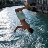 Ein junger Mann springt in die Aare. In den nächsten Tagen werden auch in der Schweiz Temperaturen über 30 Grad erwartet. Mit dem sommerlichen Wetter steigt auch die Gefahr von Badeunfällen. Fast alle Unfallopfer sind junge Männer, meist sind sie Experten zufolge zwischen 16 und 25 Jahre alt. Sie springen aus Imponiergehabe und Selbstüberschätzung, wegen einer Mutprobe oder aus Leichtsinn in einen Gartenteich, von einer Brücke in den Fluss oder von einem Ast kopfüber in einen Badesee. Bei diesem Sprung ist hoffentlich alles gutgegangen.