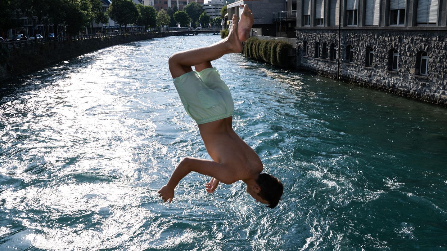 Extremwetter: Ein junger Mann springt in die Aare. In den nächsten Tagen werden auch in der Schweiz Temperaturen über 30 Grad erwartet. Mit dem sommerlichen Wetter steigt auch die Gefahr von Badeunfällen. Fast alle Unfallopfer sind junge Männer, meist sind sie Experten zufolge zwischen 16 und 25 Jahre alt. Sie springen aus Imponiergehabe und Selbstüberschätzung, wegen einer Mutprobe oder aus Leichtsinn in einen Gartenteich, von einer Brücke in den Fluss oder von einem Ast kopfüber in einen Badesee. Bei diesem Sprung ist hoffentlich alles gutgegangen. Ein junger Mann springt in die Aare. In den nächsten Tagen werden auch in der Schweiz Temperaturen über 30 Grad erwartet. Mit dem sommerlichen Wetter steigt auch die Gefahr von Badeunfällen. Fast alle Unfallopfer sind junge Männer, meist sind sie Experten zufolge zwischen 16 und 25 Jahre alt. Sie springen aus Imponiergehabe und Selbstüberschätzung, wegen einer Mutprobe oder aus Leichtsinn in einen Gartenteich, von einer Brücke in den Fluss oder von einem Ast kopfüber in einen Badesee. Bei diesem Sprung ist hoffentlich alles gutgegangen.