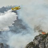 In der Nähe von Artesa de Segre, Katalonien, wirft ein Löschflugzeug Wasser über einem Waldbrand ab. Es ist nicht das einzige Waldgebiet in Spanien das infolge der Hitze in Flammen steht. Die Zunahme der Hitzewellen ist laut Wissenschaftlern eine direkte Folge der globalen Erwärmung. Dabei nehmen sowohl Intensität als auch Dauer und Häufigkeit dieser Phänomene zu.