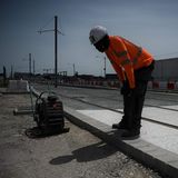 Pech hat dagegen, wer in der prallen Sonne arbeiten muss – wie dieser Bauarbeiter in Merginac bei Bordeaux