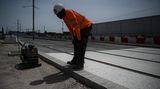Pech hat dagegen, wer in der prallen Sonne arbeiten muss – wie dieser Bauarbeiter in Merginac bei Bordeaux