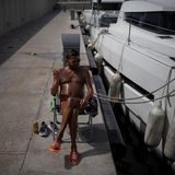 Dieser Mann in Marseille genießt offensichtlich die Sonne und das nicht zum ersten Mal, wie sein Hautton verrät