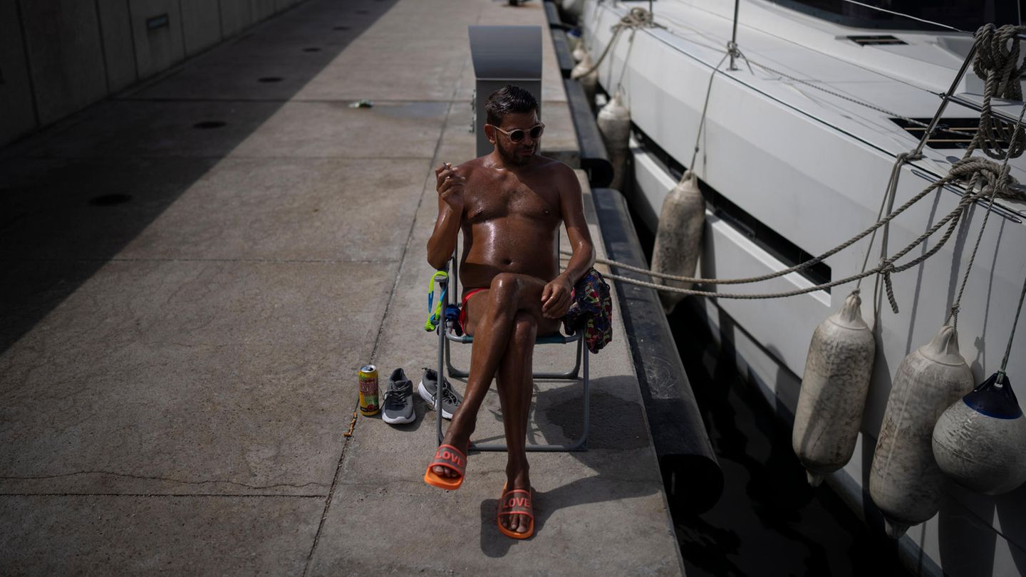 Dieser Mann in Marseille genießt offensichtlich die Sonne und das nicht zum ersten Mal, wie sein Hautton verrät