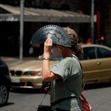 Dass diese Frau in Palma de Mallorca mit einem Fächer selbst Schatten spendet, lässt das Ausmaß der Hitzewelle in Spanien erahnen