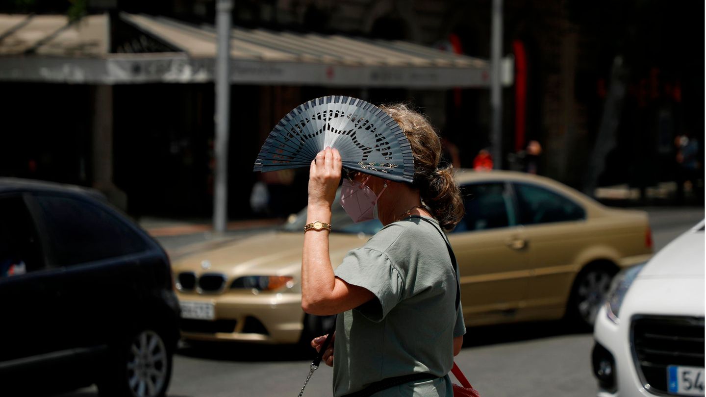 Dass diese Frau in Palma de Mallorca mit einem Fächer selbst Schatten spendet, lässt das Ausmaß der Hitzewelle in Spanien erahnen