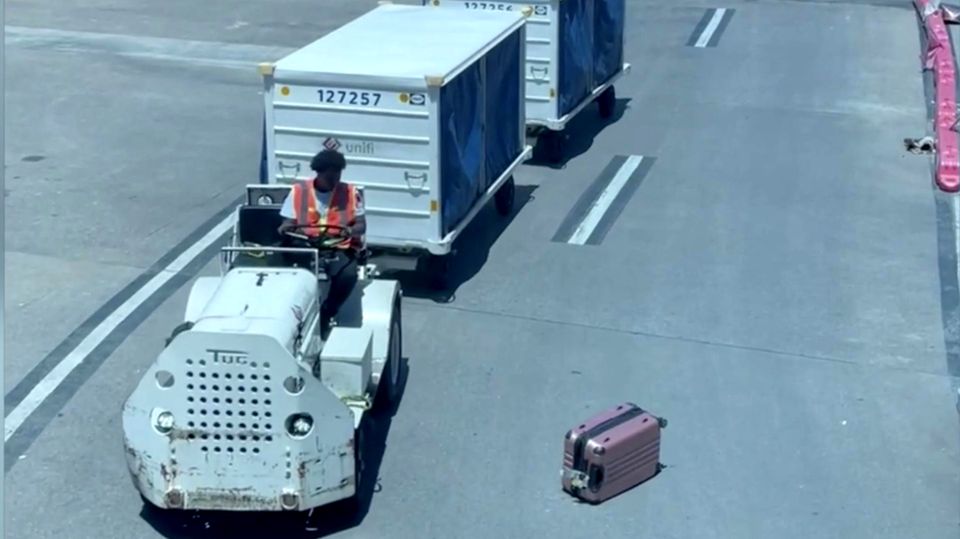 Flughafen: Verlorener Koffer und Gepäckabfertiger gehen mit Video viral