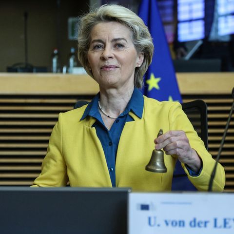Ursula von der Leyen (CDU), Präsidentin der Europäischen Kommission, läutet eine Glocke