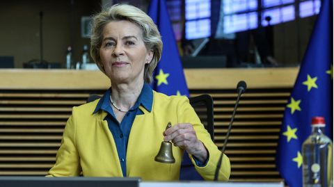 Ursula von der Leyen (CDU), Präsidentin der Europäischen Kommission, läutet eine Glocke