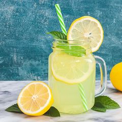 Erfrischender Sommer-Drink: Rezept für Zitronenlimonade mit Extra-Zutat