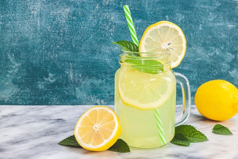 Erfrischender Sommer-Drink: Rezept für Zitronenlimonade mit Extra-Zutat