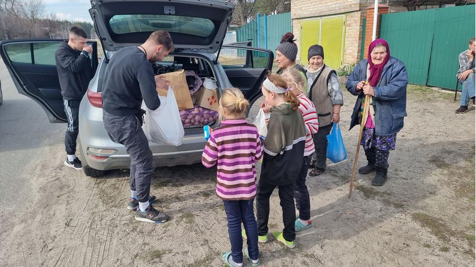 Helfer von ReliefAid verteilen Lebensmittel und Haushaltswaren in der Nähe der ukrainischen Hauptstadt Kiew