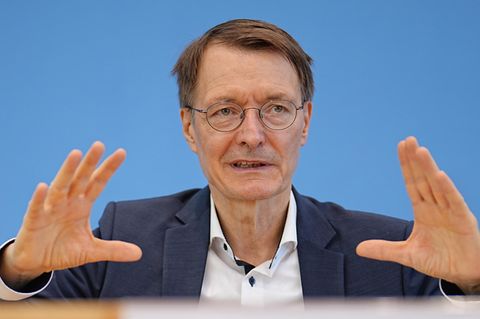 Karl Lauterbach am Rednerpult vor blauem Hintergrund