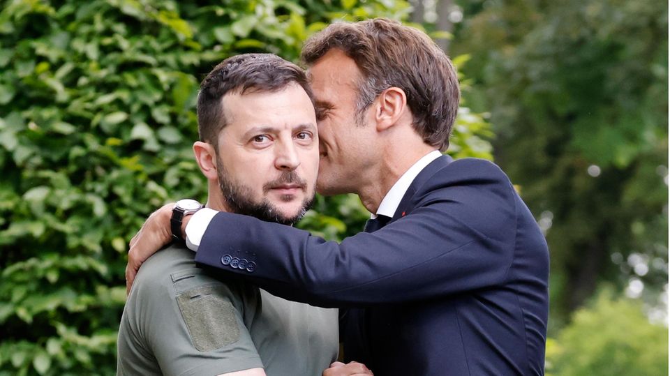 Emmanuel Macron umarmt Wolodymyr Selenskyj