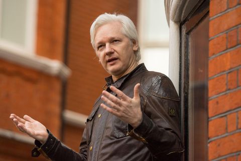 Julian Assange spricht auf dem Balkon der ecuadorianischen Botschaft