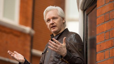 Julian Assange spricht auf dem Balkon der ecuadorianischen Botschaft