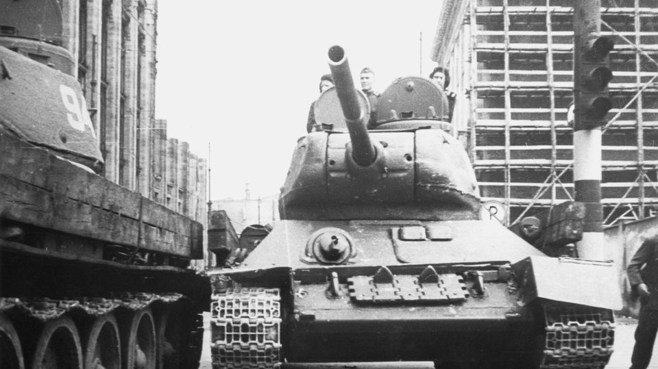17. Juni 1953 in Ostberlin: Sowjetische Panzer auf dem Leipziger Platz