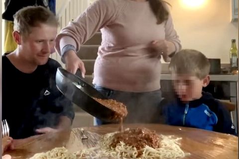 TikTok-Trend "Messy Dinner": Zuschauer sind belustigt über virale Videos