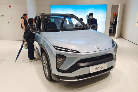 Kunden betrachten einen Nio ES6 in einem Geschäft in Shanghai