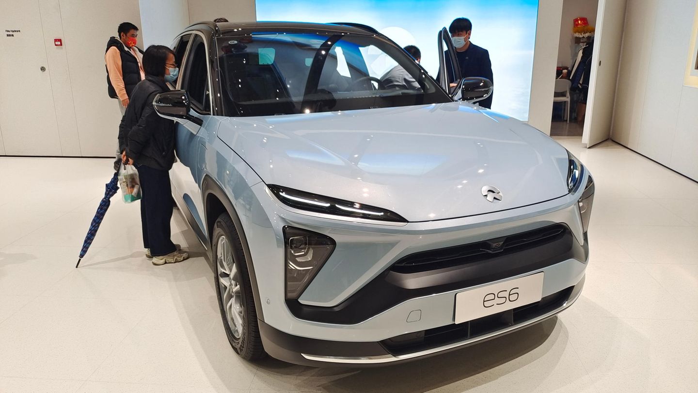 Kunden betrachten einen Nio ES6 in einem Geschäft in Shanghai