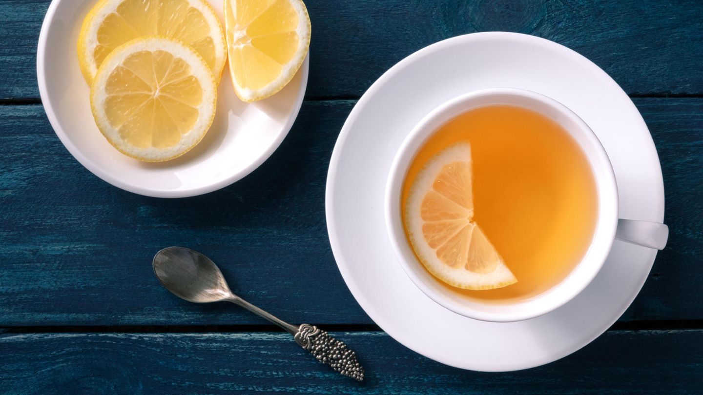 Bei heißen Temperaturen sollte man eher warmen Tee als eiskalte Limo trinken