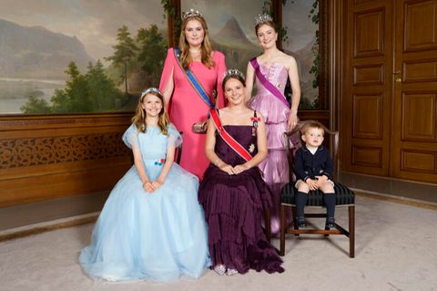 Historische Aufnahme: Noch vor dem Beginn des zweiten Galadinners am vergangenen Freitag posierte Prinzessin Ingrid Alexandra (vorne m.) mit Prinzessin Estelle von Schweden (vorne l.), Prinz Charles von Luxemburg (vorne r.), Prinzessin Amalia der Niederlande (hinten l.) und Prinzessin Elisabeth von Belgien (hinten r.). Die junge Generation des europäischen Adels unter sich. Die vier Prinzessinnen sind alle künftige Königinnen Europas.
