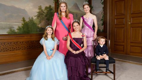Historische Aufnahme: Noch vor dem Beginn des zweiten Galadinners am vergangenen Freitag posierte Prinzessin Ingrid Alexandra (vorne m.) mit Prinzessin Estelle von Schweden (vorne l.), Prinz Charles von Luxemburg (vorne r.), Prinzessin Amalia der Niederlande (hinten l.) und Prinzessin Elisabeth von Belgien (hinten r.). Die junge Generation des europäischen Adels unter sich. Die vier Prinzessinnen sind alle künftige Königinnen Europas.