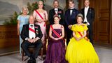 Auch die Familie stellte sich für ein Foto auf: Marit Tjessem (hinten von links nach rechts), Mutter der Kronprinzessin von Norwegen, Kronprinzessin Mette-Marit von Norwegen, Kronprinz Haakon von Norwegen, Marius Borg-Høiby,  Sohn der norwegischen Kronprinzessin Mette-Marit, Sverre Magnus, Prinz von Norwegen, König Harald V. (vorne von links nach rechts), Ingrid Alexandra von Norwegen, und Königin Sonja. 